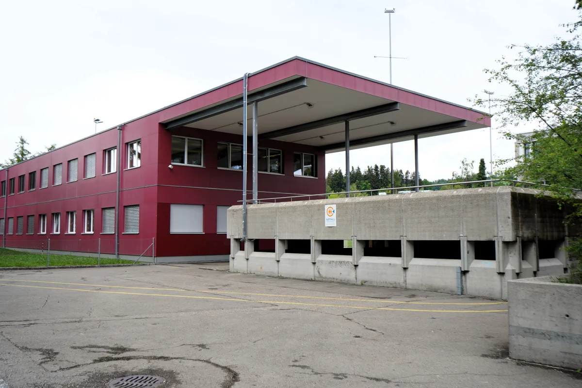Man sieht einen roten Schulhauspavillon.